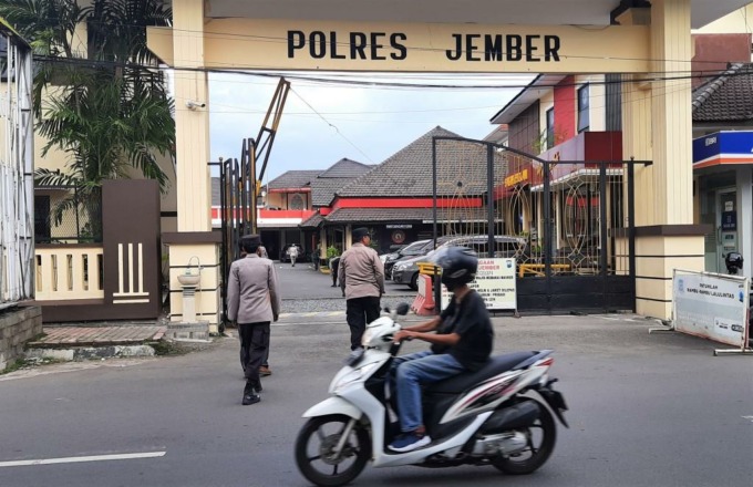 HARUS RESPONSIF: Kantor Polres Jember. Polisi diminta gerak cepat menangani pelaporan kasus dugaan penipuan dan penggelapan dana renovasi rumah yang memakan korban warga Jember.