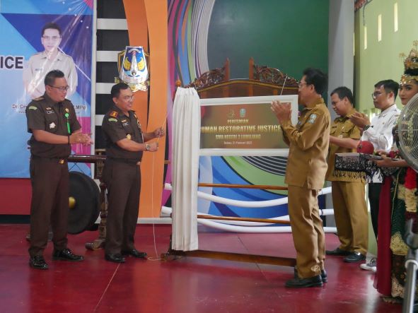 DIRESMIKAN: Kepala Kejaksaan Negeri Lumajang didampingi Kepala Dinas Pendidikan Cabang Jember-Lumajang meresmikan rumah restorative justice bagi SMA/SMK di SMAN 2 Lumajang, kemarin.