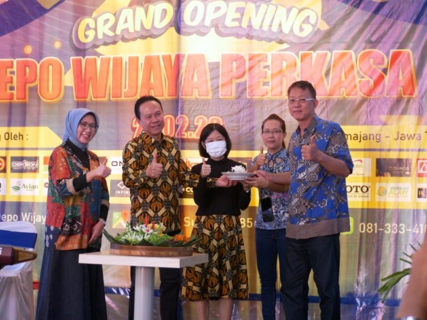 DIRESMIKAN: Wakil Bupati Lumajang Ir Indah Amperawati bersama Owner Depo Wijaya Perkasa Haryanto meresmikan bangunan depo di Desa Kutorenon, Kecamatan Sukodono, kemarin. (Muhammad Sidkin Ali/Rame)