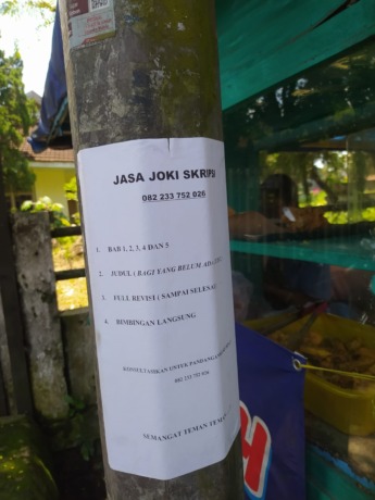 SARJANA INSTAN: Selebaran jasa joki skripsi yang menempel di tiang depan salah satu warung makan di Jalan Karimata.