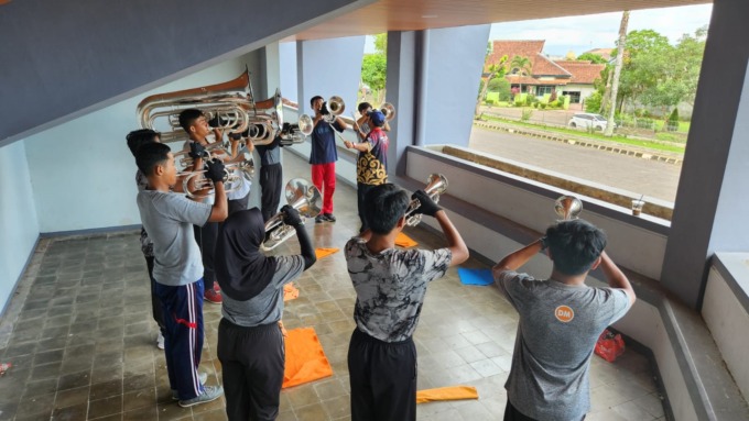 ASAH KEKOMPAKAN: Atlet drum band Jember saat berlatih di GOR PKPSO Kaliwates.