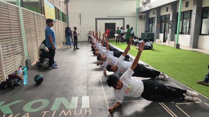 SELEKSI: Atlet drum band Jember saat menjalani tes dan pengukuran fisik serta gizi di kantor KONI Jatim, Surabaya.