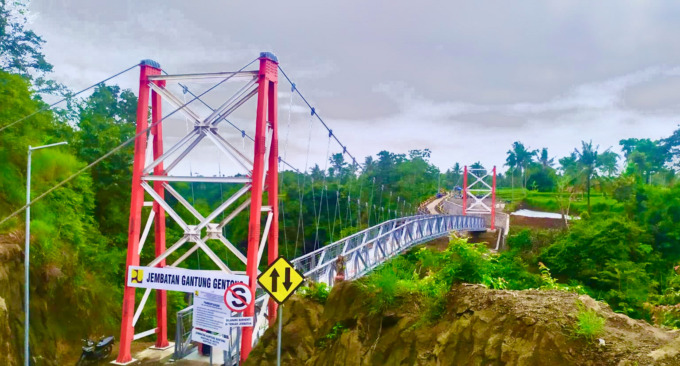 ESTETIS: Jembatan gantung yang menghubungkan Desa Gentong, Kecamatan Taman Krocok, dengan Desa Kalitapen, Kecamatan Tapen, akhirnya bisa dilintasi.