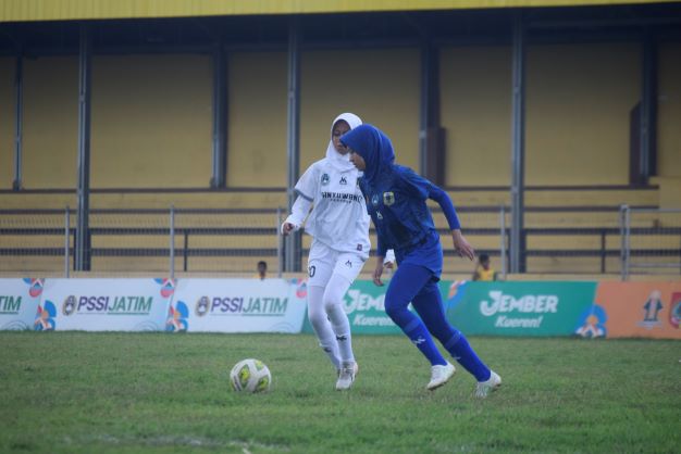 DULANG PRESTASI: Salah satu pemain sepak bola putri Bondowoso (biru) ketika bersaing dengan kabupaten lain dalam Porprov Jatim VII 2022 dan mendapatkan medali perak.