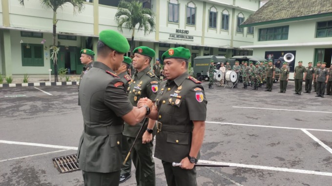 SAKRAL: Danrem 083/Bdj Kolonel Inf M.I Gogor A.A melakukan serah terima jabatan terhadap Letkol Inf Rahmat Cahyo Dinarso sebagai Dandim 0824/Jember, serta sejumlah pejabat lain.