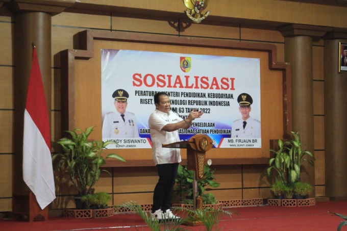 BERI ARAHAN: Bupati Jember Hendy Siswanto saat memberikan pengarahan mengenai petunjuk teknis pengelolaan dana bantuan operasional satuan pendidikan di aula Dispendik.