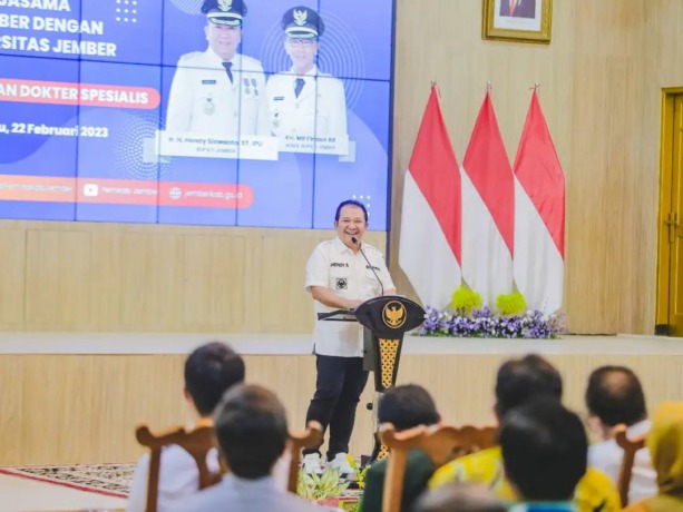 BERI ARAHAN: Bupati Jember Hendy Siswanto saat memberi sambutan dalam acara penandatanganan kerja sama dengan FK Unej di Pendapa Wahyawibawagraha, Rabu (22/2).