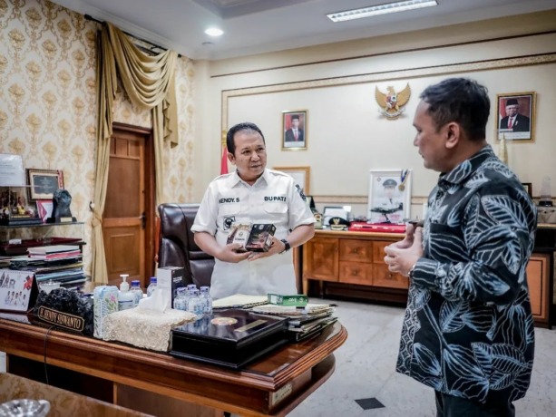 BERBINCANG: Bupati Jember Hendy Siswanto usai melakukan audiensi terkait kerja sama ekspor kopi Jember.