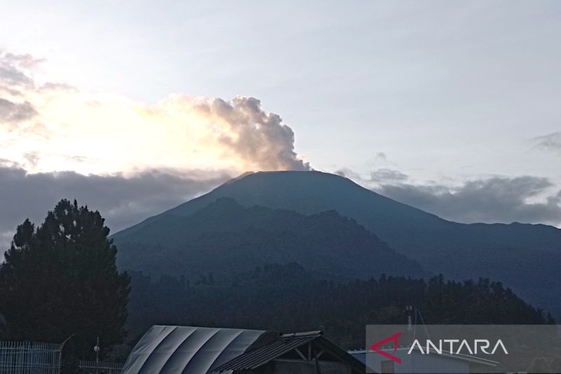 Arsip foto - Puncak Gunung Slamet terlihat dari arah Guci, Kabupaten Tegal, Jumat (9/12/2022) pagi.