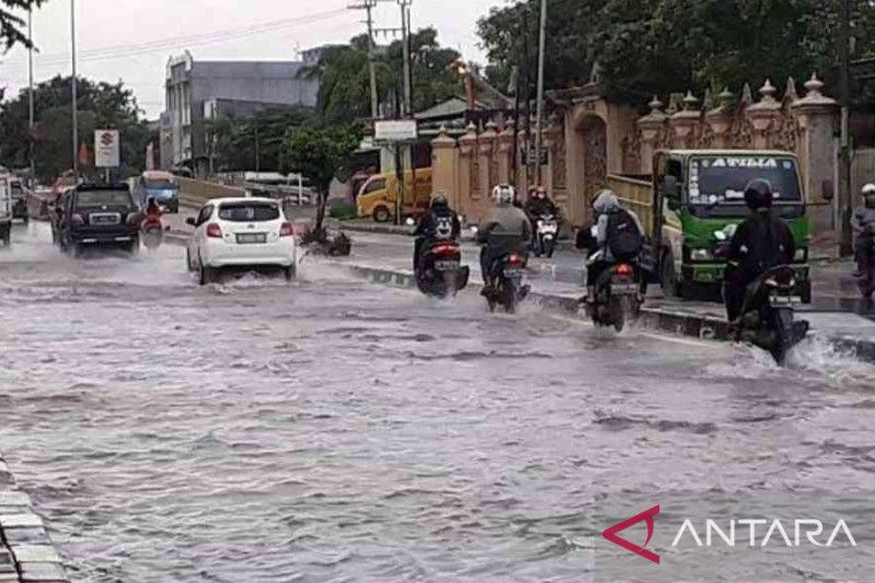 Ruas Jalan Raya Imam Bonjol, Desa Telaga Murni, Kecamatan Cikarang Barat, Kabupaten Bekasi menjadi titik langganan banjir akibat drainase buruk.