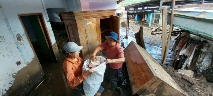 TAK TERSISA: Rumah Iis Susanti setelah dihantam banjir bandang, di Desa Kalisat, Kecamatan Ijen.