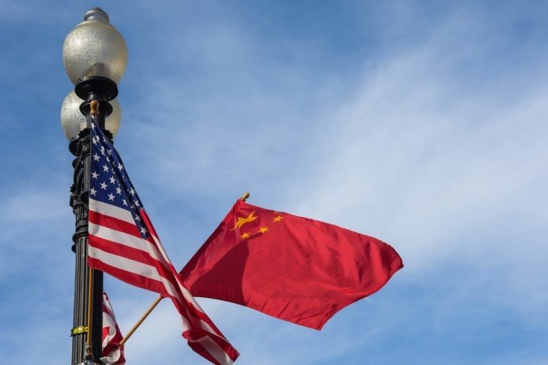 Ilustrasi - Dua bendera, Amerika Serikat (AS) dan China, berkibar bersama di sebuah tiang.