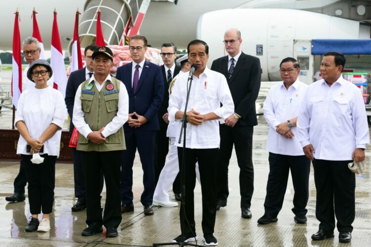 Menteri Luar Negeri (Menlu) Retno Marsudi, Menteri Luar Negeri berpenampilan nyentrik saat mendampingi Presiden Joko Widodo (Jokowi) melepas bantuan kemanusiaan,.
