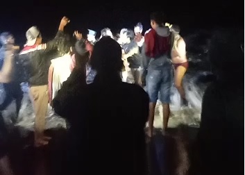 DITEMUKAN: Tim SAR gabungan bersama relawan dan nelayan setempat mengevakuasi jasad balita yang tenggelam di muara Pantai Cemara, Desa Mojomulyo, Kecamatan Puger, Jember. (Foto: Tangkapan Layar Proses Evakuasi).