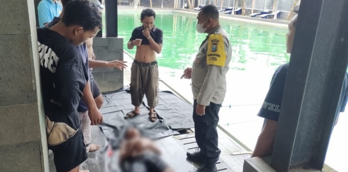 TAK TERTOLONG: Tim SAR bersama para saksi mengangkat tubuh korban yang ditemukan meninggal tenggelam di kolam renang hotel, Minggu (12/2).