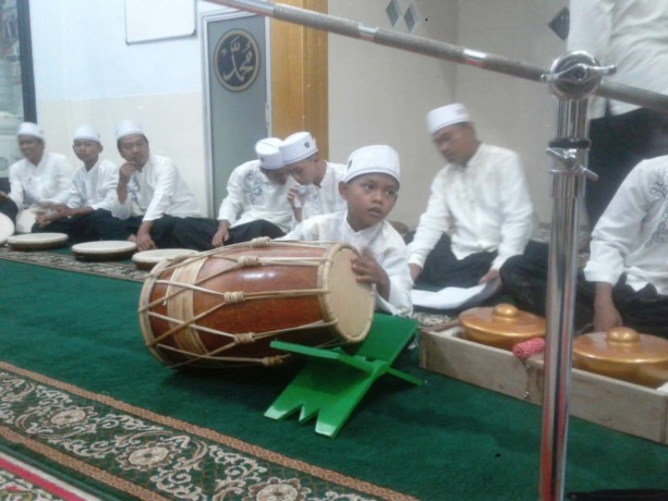 SEMANGAT: Savino memainkan alat musik kendang dalam acara salawatan di Kelurahan/Kecamatan Sumbersari.