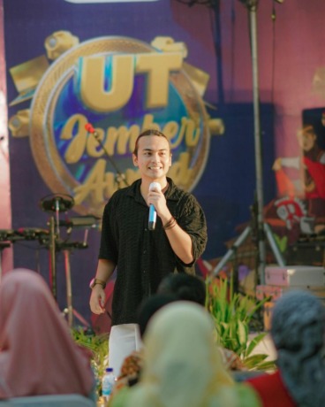 SANTAI: Nasion Patriotik melihat beberapa koleksi karya video editanya yang banyak disukai oleh pengguna Tiktok, di Desa Jubung, Kecamatan Rambipuji, kemarin (24/1).