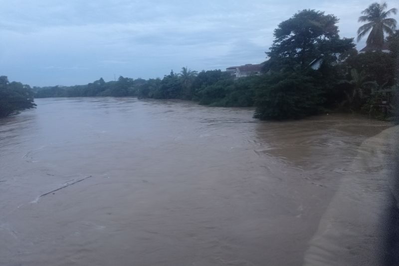 Status Sungai Ciberang di Kabupaten Lebak, Provinsi Banten kembali menjadi waspada banjir dari sehari sebelumnya siaga menyusul curah hujan di daerah itu cukup tinggi.