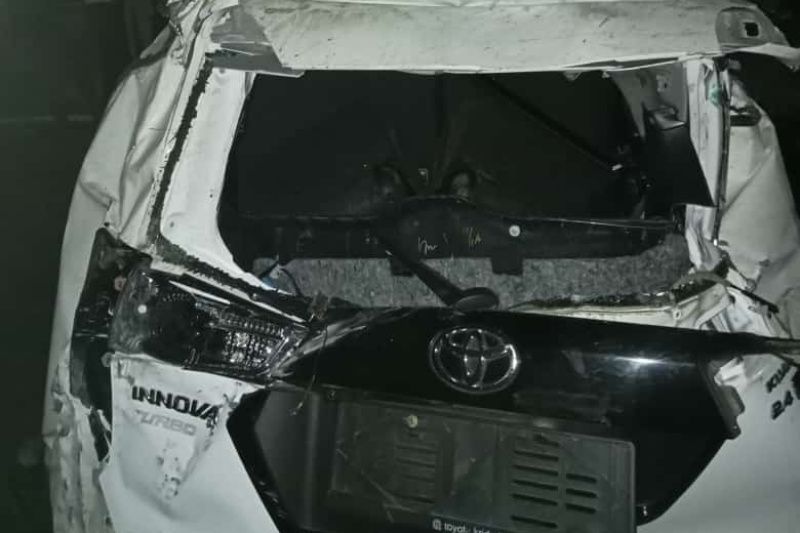Mobil korban rusak berat setelah kecelakaan di jalan Bypass Mandalika-Bandara Lombok, Selasa (31/01/2023)