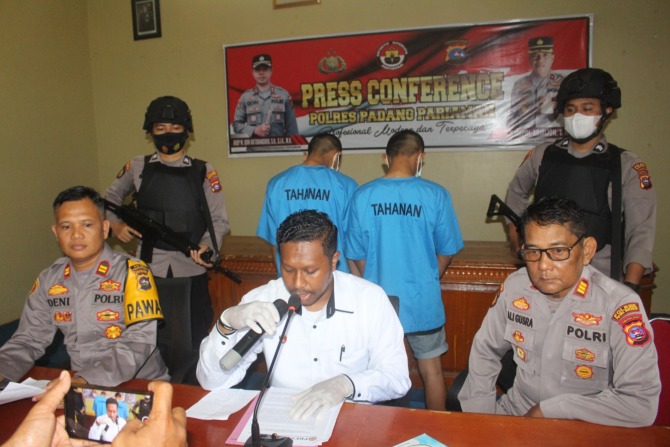 AKP Agustinus Pigai,  Kasat Reskrim Polres Padangpariaman , saat memberikan keterangan terkait kasus pemerkosaan  dilakukan TS dan FP terlihat berdiri di belakang.