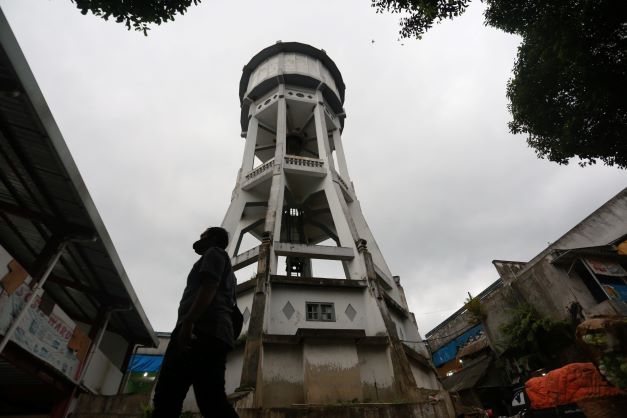 MONUMEN: Menara air di Pasar Tanjung yang dibangun era penjajahan Belanda tetap berdiri kokoh, kemarin.