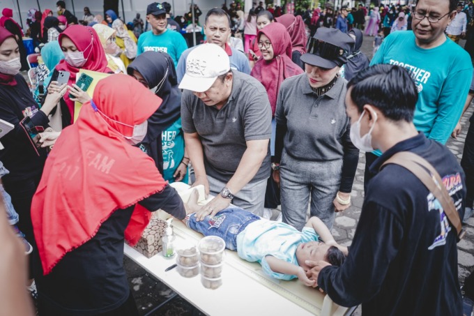 TERUS BERJUANG: Bupati Jember Hendy Siswanto menyaksikan langsung proses pemeriksaan anak untuk menekan angka stunting di Jember.