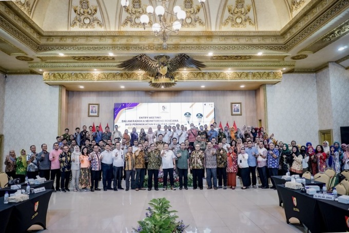 BERDISKUSI: Bupati Jember Hendy Siswanto mengarahkan TPID dalam rakor pengendalian inflasi di Pendapa Wahyawibawagraha, Rabu (8/2).
