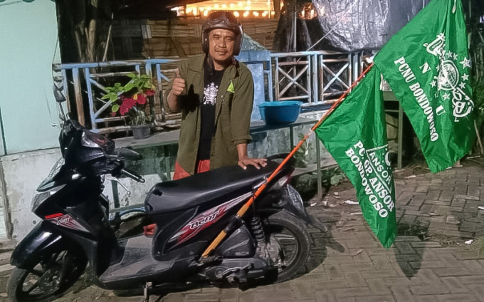 UNIK: Nuryanto, salah satu warga nahdliyin dari Kecamatan Wonosari, Bondowoso, ketika bersiap untuk melakukan perjalanan ke Sidoarjo dengan sepeda motornya.