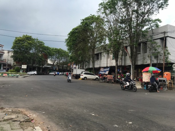 TARIF NAIK: Suasana parkir di area Pasar Induk Bondowoso. Tahun ini harga parkir akan ditarik saat perpanjangan pajak.