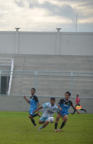 AMANKAN TIGA POIN: Pemain Pordes FC U-15 (tengah) ketika melindungi bola saat meladeni perlawanan Persekam Metro FC Malang, di Stadion Diponegoro Banyuwangi.