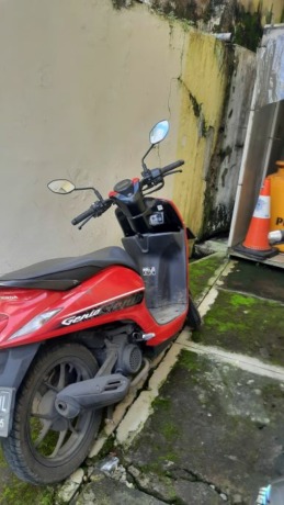 MOTOR MILIK KORBAN: Motor matik yang diduga menjadi incaran debt collector, sementara ini diamankan di Polsek Kaliwates, kemarin (14/2).