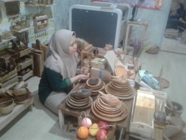 BUAT KERAJINAN: Salah seorang perajin pernak-pernik kayu di Desa Balung Tutul ketika membuat kerajinan aksesori rumah.