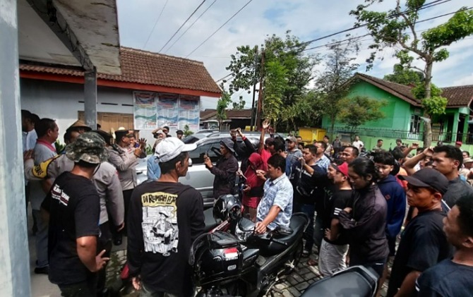 Ratusan warga dari tiga dusun menggeruduk Kantor Desa Karanggeneng menolak alih status kependudukan, Jumat (10/2), mereka menggelar demo penolakan terkait pemindahan tersebut.