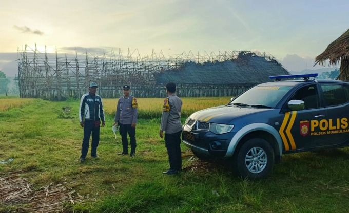 NYARIS HABIS: Polisi mendatangi gudang yang terbakar di Dusun Dawuhan, Desa Kawangrejo, Kecamatan Mumbulsari, Jember. (Foto: Polsek Mumbulsari untuk Radar Jember)