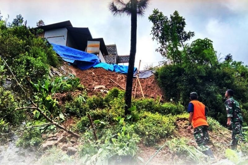 Arsip - Petugas memantau salah satu titik longsor di Trenggalek, Rabu (15/2/2023).