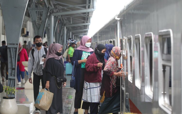 Calon penumpang kereta api memasuki peron Stasiun Pasar Senen, PT KAI menegaskan tidak ada kenaikan harga tiket kereta api sampai sekarang ini.