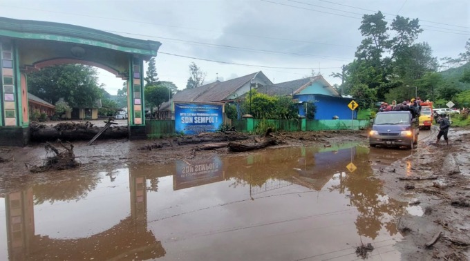 LIBUR SEMENTARA: Kondisi SDN 1 Sempol, Kecamatan Ijen, Bondowoso, yang terendam lumpur akibat banjir bandang yang terjadi kemarin (12/2) malam.