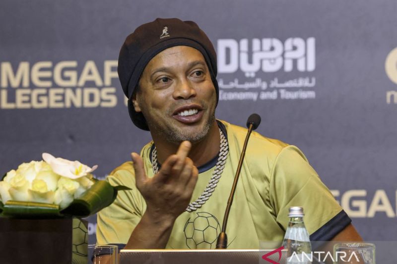 Legenda sepak bola Brazil dan Barcelona Ronaldinho saat berbicara dalam konfrensi pers untuk turnamen OmegaPro Legends Cup di Dubai pada 12 Mei 2022.