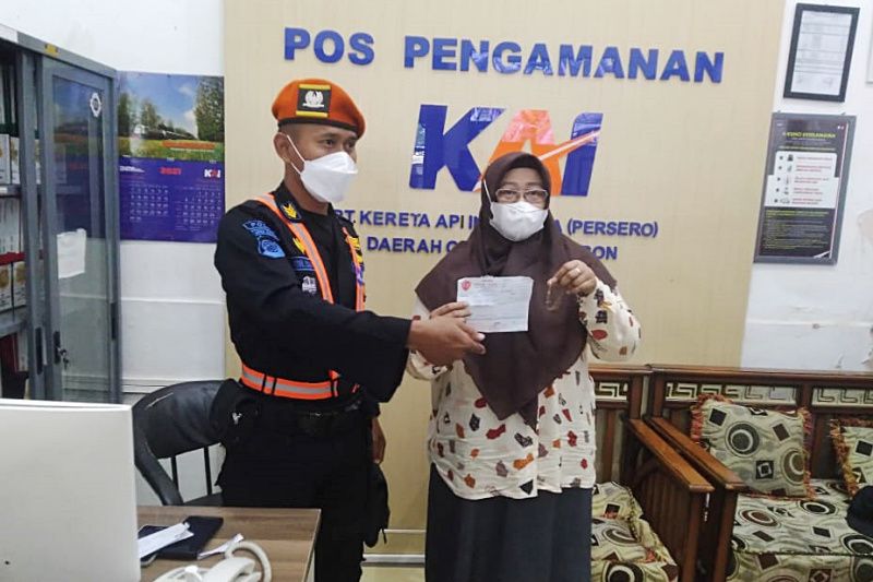 Petugas saat menyerahkan barang milik penumpang yang tertinggal di wilayah KAI Daops 3 Cirebon, Jawa Barat.
