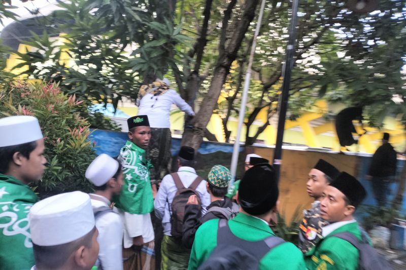 Peserta seabad NU yang nekad masuk komplek dengan melompat pagar.