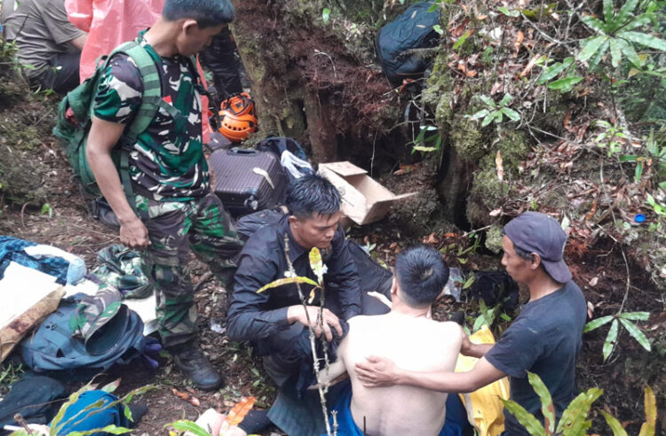Tim evakuasi memang telah menemukan lokasi jatuhnya helikopter mengangkut rombongan Kapolda Jambi Irjen Pol Rusdi Hartono. Tim darat bahkan telah bertemu dengan para korban.