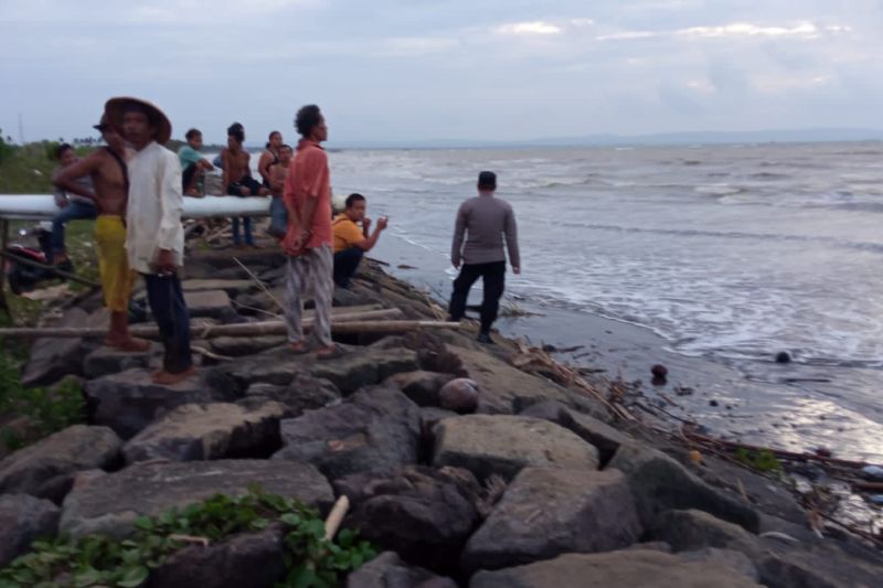 Tim SAR gabungan melakukan pemantauan kondisi dua pekerja tambak yang mengalami kecelakaan laut terseret ombak di pesisir perairan Cibungur, Pandeglang, Banten, Minggu (5/2/2023).
