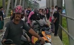 RAMAI: Sejumlah warga mendatangi Jembatan Pocong, lokasi dua pemuda yang dikabarkan terjatuh dan hanyut di Sungai Tanggul, Dusun Ponjen, Desa/Kecamatan Kencong, Jember, Kamis (2/2) sore.