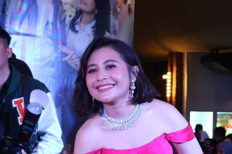 Aktris Prilly Latuconsina menghadiri gala premiere film