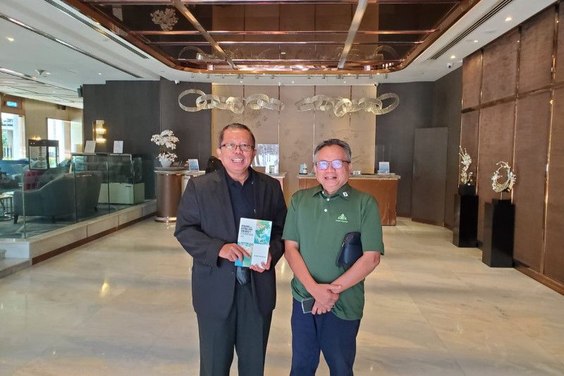 Wakil Ketua MPR RI Arsul Sani (kiri) bersama Ketua Suruhanjaya Hak Asasi Manusia Malaysia Prof. Datuk Dr. Rahmat Mohamad di Kuala Lumpur, Minggu (12/2/2023)