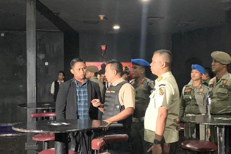 Satuan Pol PP Kota Pekanbaru melakukan razia di tempat hiburan malam guna meminimalisir keberadaan atau aktivitas Lesbian, Gay, Biseksual dan Transgender di sebuah klub malam.