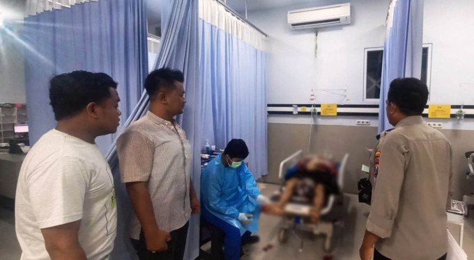 TAK TERTOLONG: Korban tertabrak kereta di perlintasan tanpa palang pintu Dusun Krajan Kidul, Desa Yosorati, Kecamatan Sumberbaru, Jember, saat dibawa ke RS Jatiroto, Lumajang, Senin (27/2) malam. (Foto: Polsek Sumberbaru untuk Radar Jember)