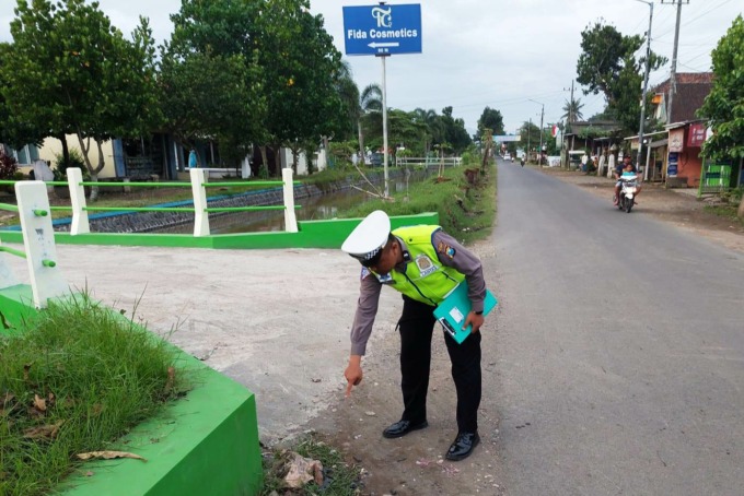 OLAH TKP: Personel Unit Laka Lantas Satlantas Polres Jember mendatangi lokasi kecelakaan di simpang empat Dusun Krajan Kidul, Desa Sumberejo, Kecamatan Ambulu, Jember.