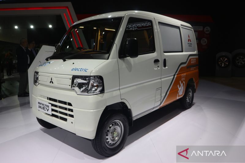 Mini van berbasis listrik Minicab MiEV yang dipamerkan pada pembukaan Indonesia International Motor Show (IIMS) 2023, di JIExpo Kemayoran, Jakarta, Kamis (16/2).