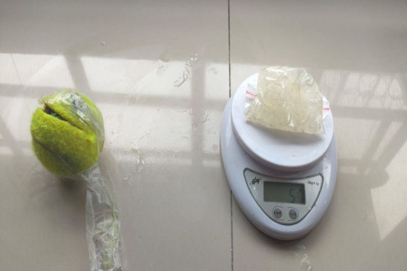 Petugas Lapas Narkotika Samarinda berhasil mengamankan bola tenis yang berisikan sabu sabu seberat 50 gram yang di lempar seseorang dr luar ke dalam lapas setempat.